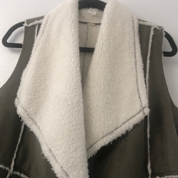 Caslon Reversible Faux Shearling Vest - Picture 4 of 8